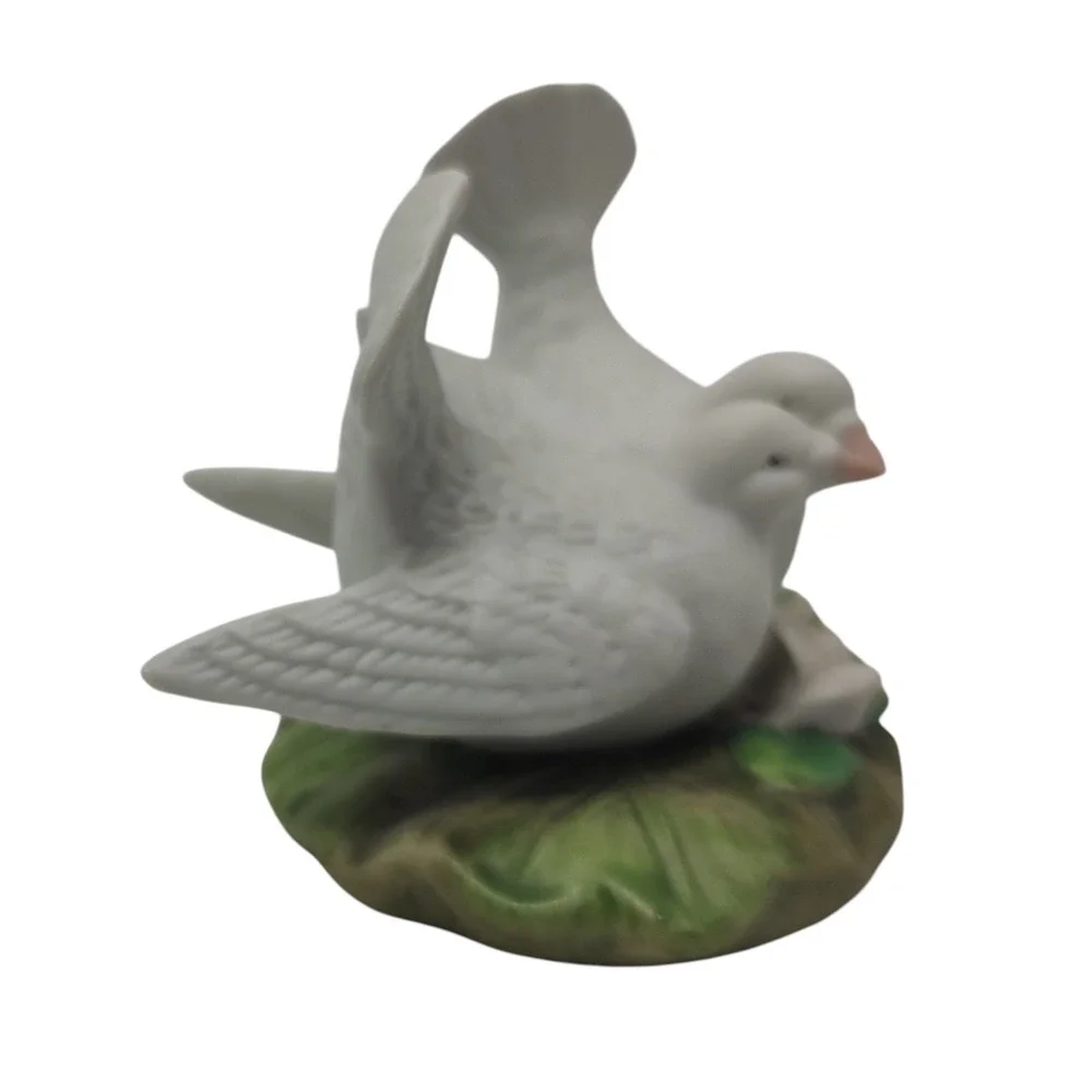 Vintage Lefton Figurine‎ Doves in Nest Egg 1985 Collection Hand Painted 05134